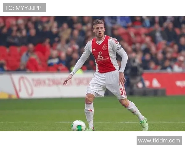 埃克纳斯与英特杜古的激烈对决揭示足球战术与团队协作的魅力